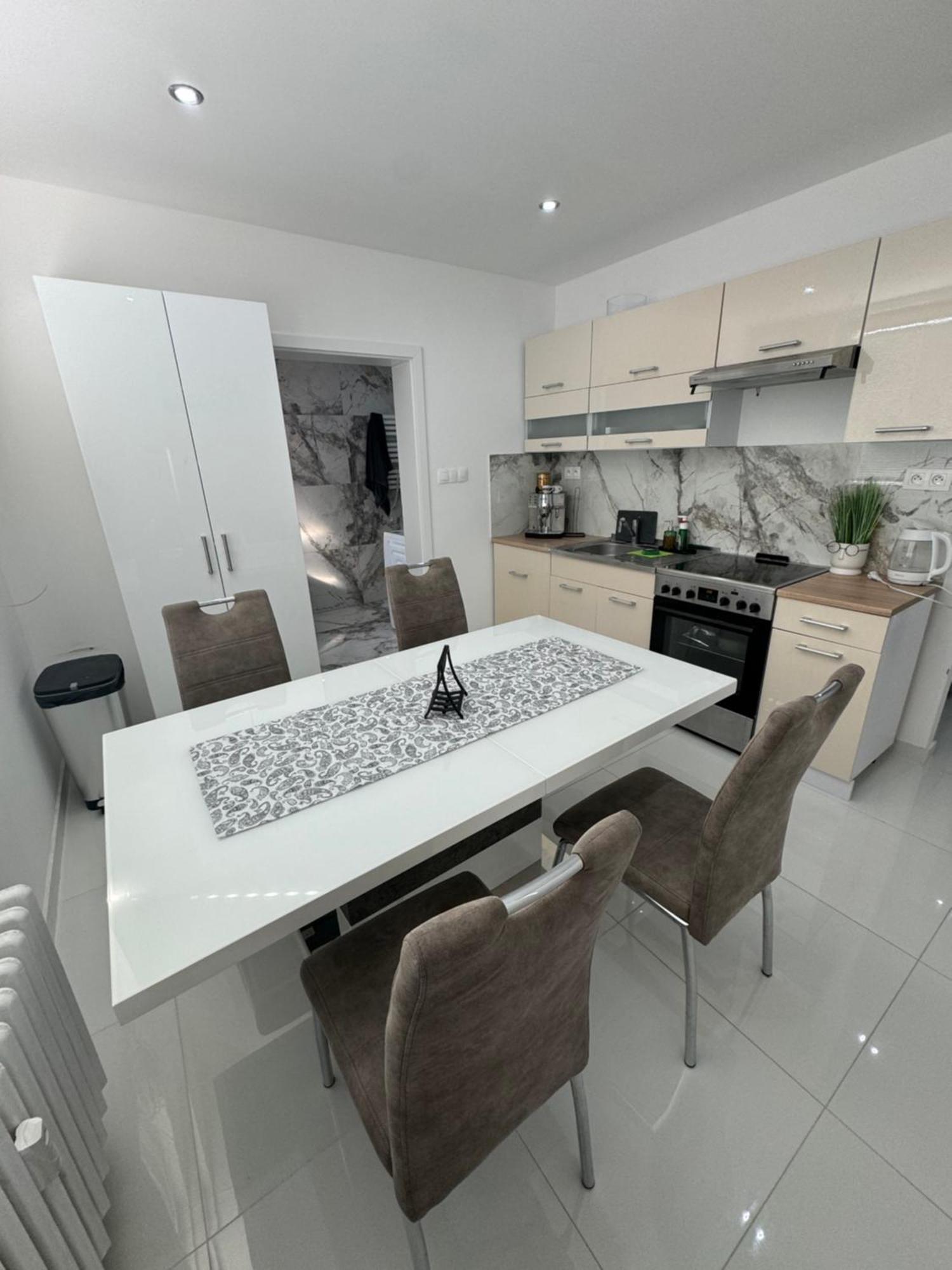 Peti Apartman Centrum Galanta Exteriör bild